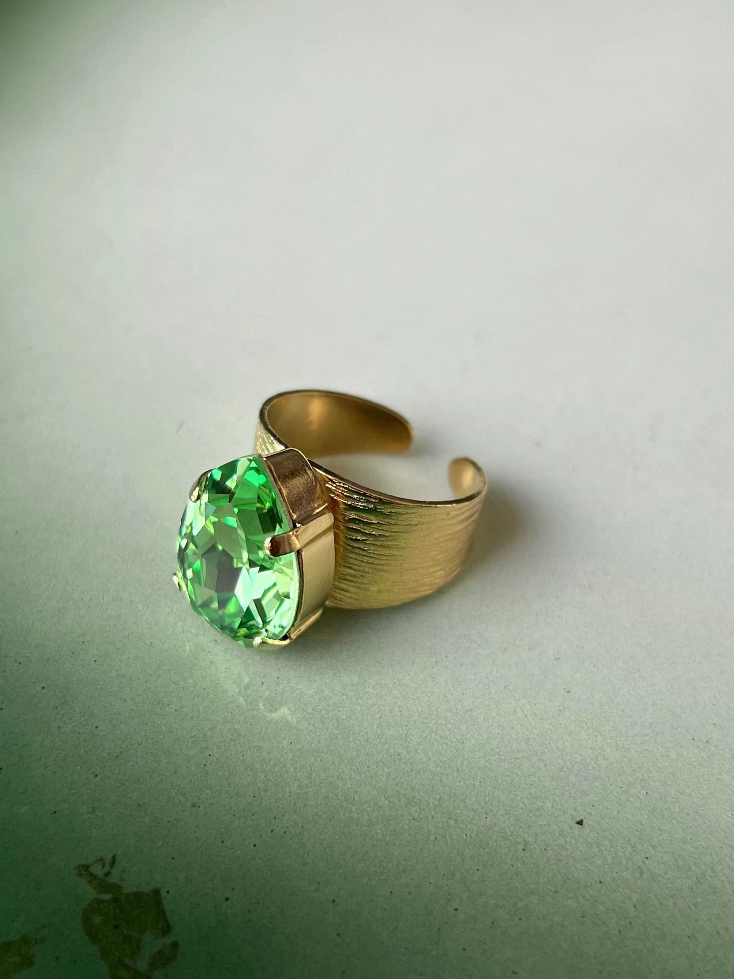 Classic drop ring - peridot