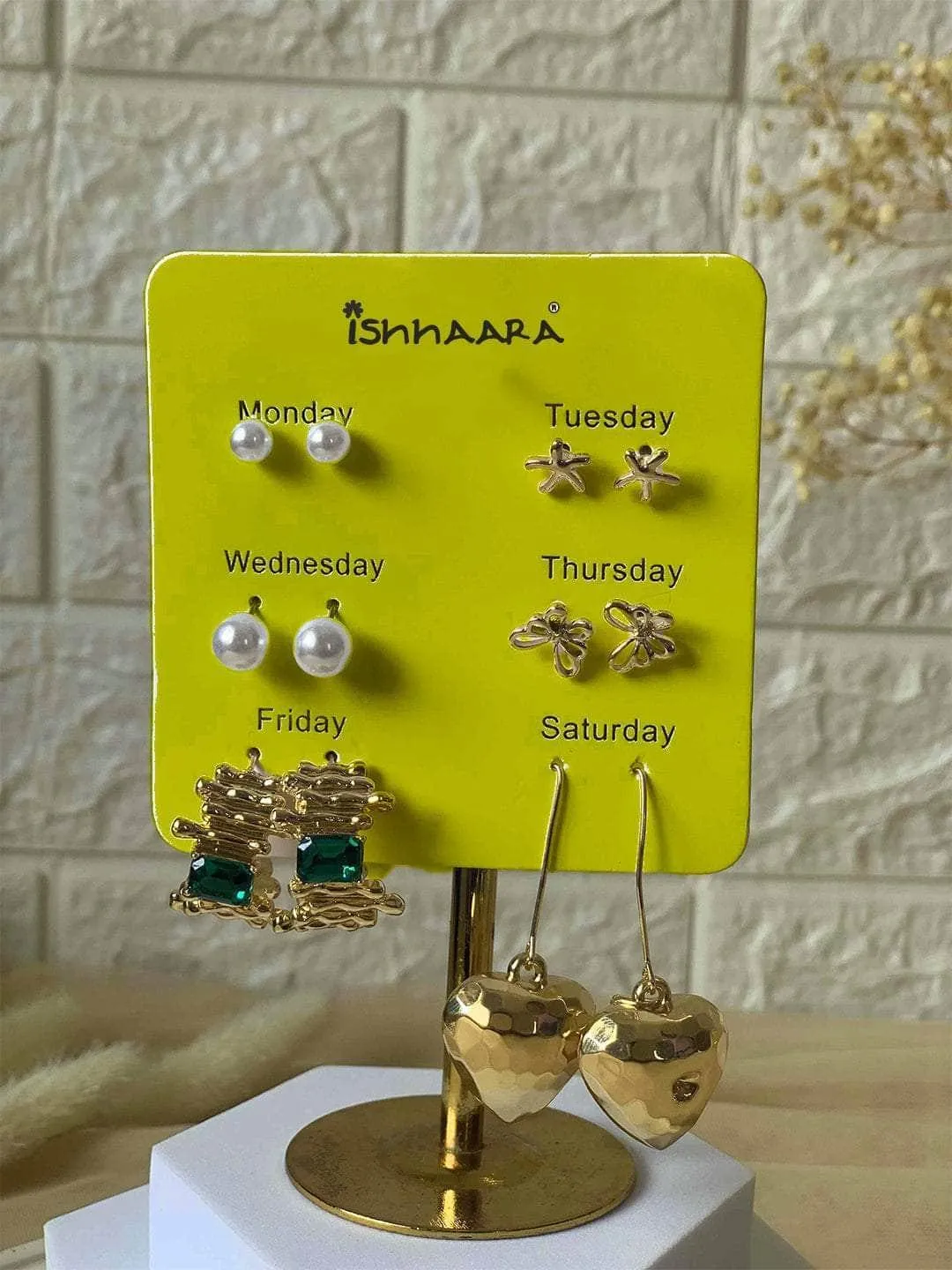 Muskkaan Jaferi In All Week Glam Earring Set