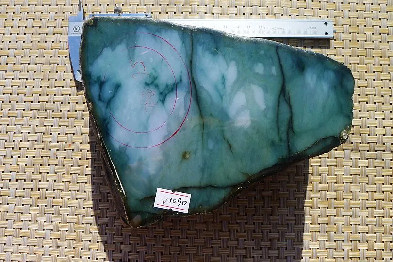 Natural Jade Rough Jadeite Raw (3.85kg,18X14X6.2cm)