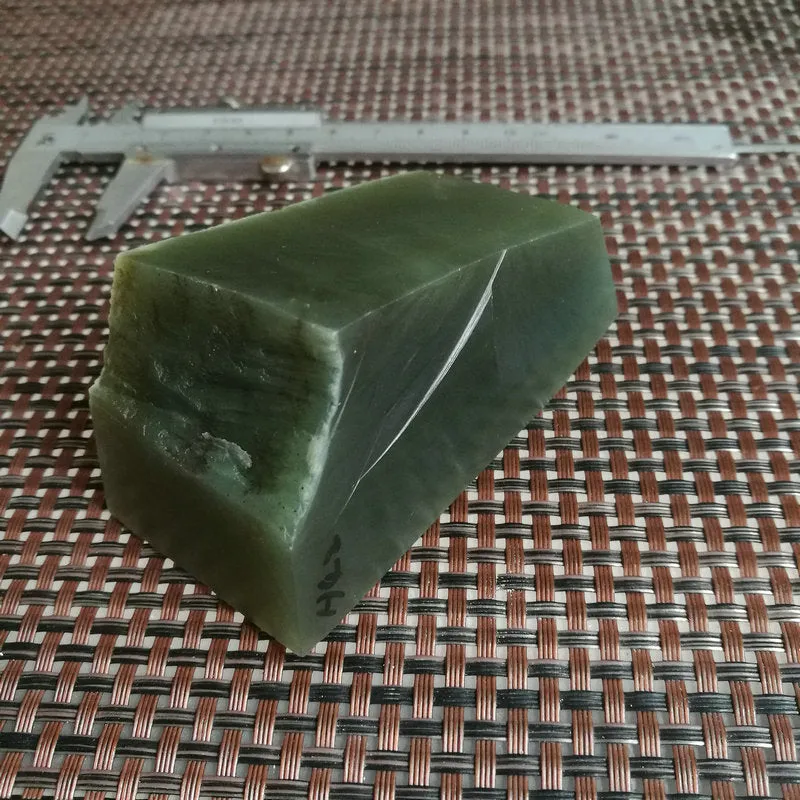 Natural Kunlun Jade Rough Nephrite Raw (252g, 8X4X3.5cm)