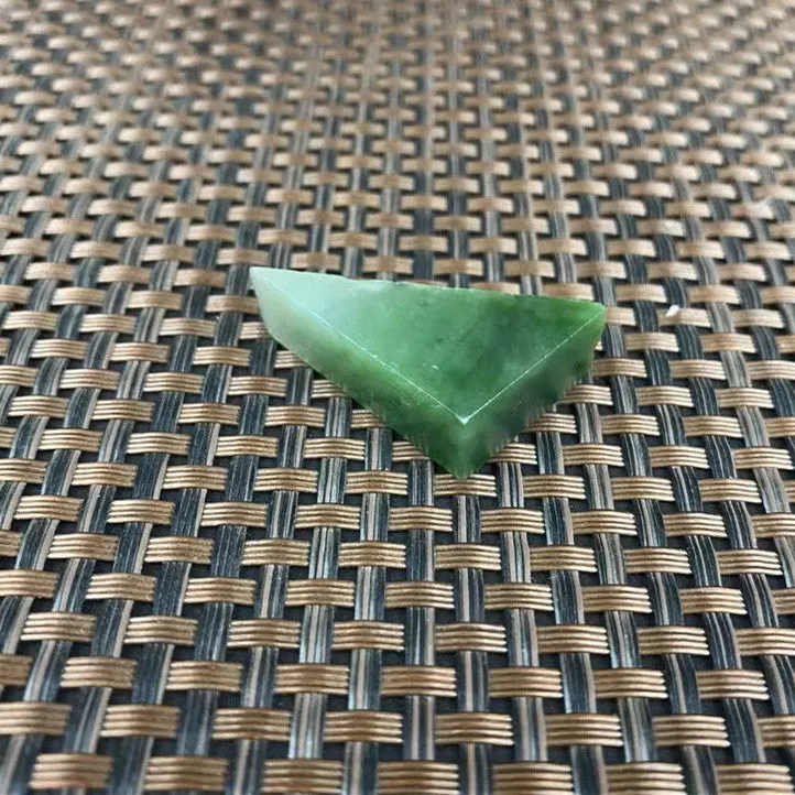 Natural Siberian Jade Rough Nephrite Raw (10g, 3.0X2.2X0.9cm)