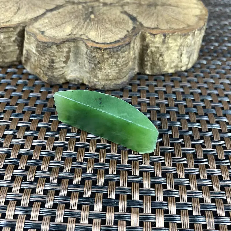 Natural Siberian Jade Rough Nephrite Raw (12g, 4.0X1.6X0.8cm)